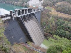 岐阜県　5施設目　丸山ダム（丸山蘇水湖）
2019年4月10日に第36回ダムカード収集の旅として訪問

丸山ダム
1956年（昭和31年）竣工の重力式コンクリートダム
堤　高　 98.2m
堤頂長　260.0m
ローラーゲート　5門