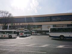 空港からバスで盛岡駅に到着。
雪がありません。気温は4度。思っていたより暖かいです。