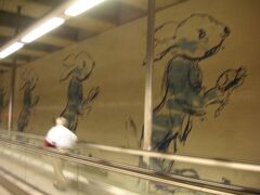 カンポペケーニョ駅で7Colinasに1日券分の3.20ユーロをチャージし、地下鉄を乗り継いでカイスドソドレ駅へ。
リスボンの地下鉄はタイル絵もステキ。こちらは不思議の国のアリスのウサギかな。