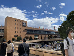 人生初の仙台駅～
リカ様とは新幹線で合流し
仙台駅に到着。

思ったよりもかなり都会的で驚き
もっとこじんまりしたイメージでしたが
駅の周りも大きいビルが多く
見どころがある
もちろん駅ナカも。