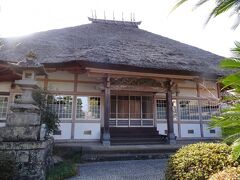 福泉寺に来ました。湯河原にあるんだけど川を渡ったところにあるので静岡県熱海市になります。

珍しい茅葺屋根の本堂があると聞いて訪れました。