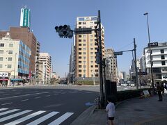 明日の東京マラソンコース、駒形橋西詰交差点
正面の交差点を進み奥に見える雷門を右折後、右側の道路を戻ってきます。