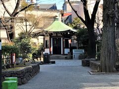園内には五浦の六角堂を模した小さな六角堂があり、中には岡倉天心の胸像が安置されています。
