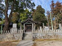 西構口を出て少し進むと内野の老松神社があります。
鎌倉時代中期、この地が太宰府の神領であった事から菅原道真の神霊を賜って建てられたと言われています。

当初は古宮山という所にあったそうですが、1573年に現在地へ移されています。
