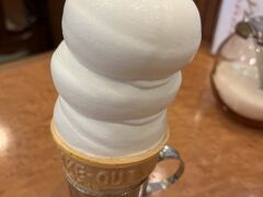コーンソフト（スイートハウスわかば）
１９４８年創業の喫茶店。ソフトクリームにこだわりを持って作っています。濃厚な味で美味しかったです。