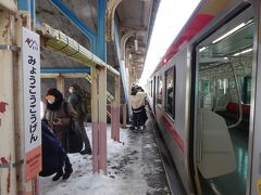 【その２】からのつづき

小諸から、信越本線が第３セクター化された「しなの鉄道」を乗り継いで、雪深い妙高高原駅に到着。