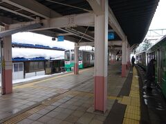 二本木駅に到着。
さっきの上り電車も、向かいのホームに入線してきた。