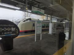 新幹線との接続駅、上越妙高駅。
この駅折り返しの特急電車が停まっていた。