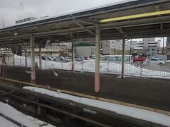 高田の町の中にある高田駅。