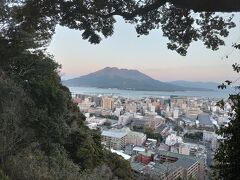 城山展望台から桜島を臨みます。
西郷さんも最期にこの景色を見たのかなぁ。