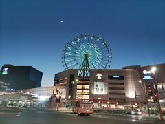 レンタカーを借りたのは初日のみ。19時、鹿児島中央駅店に無事返却。ほっとしました。
鹿児島は想像してた10倍都会でした(笑)
写真は鹿児島中央駅。観覧車は謎ですが…(乗ってません)