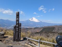 湯河原の梅林に向かう前に、車で芦ノ湖スカイラインへ行き、ドライブをしました。この時も富士山は雲で隠れることなく、100点満点の富士山を見せてくれました。