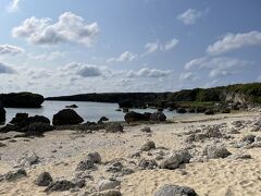 中の島海岸は岩場が結構あり、シュノーケリングに良さそうです。この日は暖かかったので水着で泳いでる人もいました