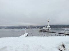 時間をつぶすために山中湖へ。
雪で全然歩けません。笑
白鳥遊覧船は雪の中でも運航していました。