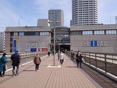 東戸塚駅の東口をでると、すぐ正面には
「オーロラモール  西武東戸塚店」があります。