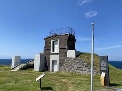 最北端の地の石碑の向かい側の丘を登って