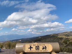ちょうど雲に隠れているところに富士山。山を下るときに富士山が姿を現しました。