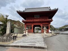 大門に到着。三間楼門の立派な門ですね。和歌山県内では高野山、根来寺に次ぐ迫力だそうです。
