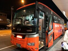 松山観光港からは、伊予鉄のオレンジ色のリムジンバスが待機していました。　

このリムジンバス、JR松山駅、松山市駅を経由して、道後温泉駅前行きとして運行されていて、途中、私が宿泊予定のホテルのすぐ近くの大街道のバス停にも停まってくれたので、路面電車に乗り継ぎすることなく、リムジンバスのみで移動出来たので便利でした!