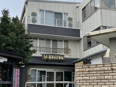 ネットで色々と調べてここ「やまに本店」が良さそうだったので駐車場に停めさせていただきます。