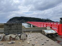 大雨と雷の嵐が去ったので車で雄島に移動。

越前海岸では最大の無人島で島内にある1370年に創建された神社があることから「神の島」とも呼ばれているそうです。