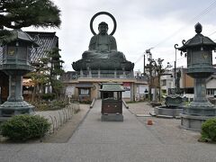 ●高岡大仏（大佛寺）

引き続き公園から５分ほど歩き、「高岡大仏」で知られる「大佛寺」へと寄ってみると、参道の正面に阿弥陀如来坐像がど～んとご鎮座。