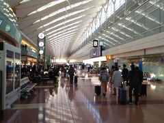 羽田空港第2ターミナルの出発ロビーです。
今日の羽田空港は、旅行者や修学旅行の生徒さんたちで賑わっています。