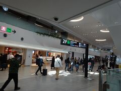 　ほぼオンタイムで福岡空港に到着。ターミナルビルは、やはり混んでいます。全国的に「まん延等防止措置」は続いているのに、もう我慢の限界なのかな…