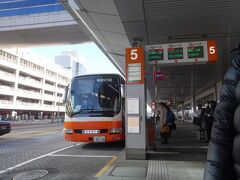 　15時30分の便は、東京空港交通の担当。オレンジが基調の車体、背面までモケットで覆われた高級感ある座席に、ちょっとテンションが上がりました。