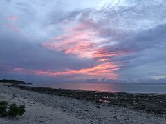 浦崎の楽園海プールに再挑戦するつもりだったが天気予報が良くなかったので、より近い白保海岸に日の出見学に来ました。
天気予報通りの曇りでした。
海岸を散歩しながら太陽が顔を出すのを待っていたが、40分ほどで諦めました。