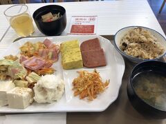 日の出から帰って来てすぐ朝食。
この日は引っ越しするので、早めに食べた後は荷造りしてからチェックアウト。
荷物は預けてバイクの返却して離島ターミナルへ。