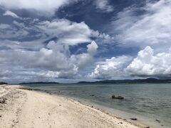 早速自転車でアイヤル浜を目指すが道がガタガタ。
大変だったがビーチ到着、苦労した分うれしさも増してきます。
後で気づいたが、東側は自転車には不向きな道が多く、逆に西側は自転車で周遊するには便利な道が整備されてました。