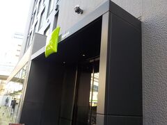 イビスホテル、駅から遠いなあ～。１４時４０分ごろに到着。ロビーには４組ほど待っていました。椅子が少なく、後から来た人は立待でした。
１５時にチェツクイン。２室予約したのに、なぜか１室と言われ、上司に聞きながら受付をしているので、時間が経つ