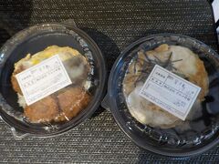 夕飯用に、丼丼亭でテイクアウト。器が大きくて、持ちにくかった。
株主優待券で支払う