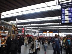 7時半にトラムに乗って、8分程度でミュンヘン中央駅へ。月曜日の通勤時間帯なので活気があります。