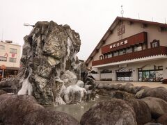 ３年前の雲竜渓谷の氷瀑ツアーに参加したときは
東武日光駅が集合場所だったな。

前回もお土産を買ったお店で日光漬けやお菓子を購入。