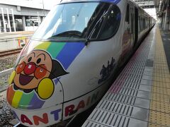しおかぜによるアンパンマン列車。このしおかぜパンマンを新幹線から見て、近くで見てみたかったんだぁ～。
J9のかもめ（白のソニック）に似てるっしょ。