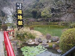 まずは海地獄です。
地獄巡りでは大きい施設です。
駐車場も広く、至近の地獄にはここに車を駐めて廻ると便利です。
