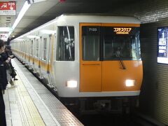 ホテルを出てすぐの所にある、大阪メトロ中央線の堺筋本町駅から乗車します。