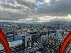 東本願寺だけでは時間潰せなかったので京都タワーに登りました。多分ちっちゃい頃登ったと思います。
ほとんど記憶にありませんが笑