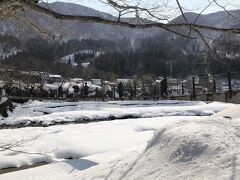 　高速道路を40分。雪、雪、雪です。以前来たときは秋だったかな？雪の白川郷を見てみたかったので、満足です。事前に天気予報も調べ、ブーツにするか、靴にするか、ちょっと悩みました。靴の方が歩きやすいので、靴にしてしまいましたが、それでよかったです。
　自由行動で、滞在時間は50分の予定でしたが、昨日の段階で、ＤＲのご厚意で90分に伸ばしてくださっていました。それはそれで嬉しいのですが、50分のつもりで、計画してきたのに、40分も伸びてしまってどうしようかと、困りました。