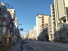 浅草通り。
休日の朝だから車の通りも少ない