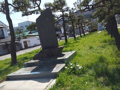 そしてこちらは高橋掬太郎歌碑です。銅像のすぐそばにあります。