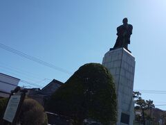この銅像は高田屋嘉兵衛銅像です。