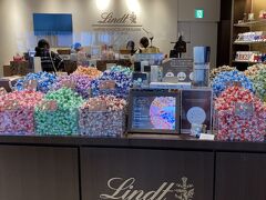 『Lindt（リンツ） ショコラ ブティック 東京ドームシティラクーア店』の量り売りコーナー。