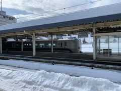 南千歳駅は石勝線の乗り換え駅でもあるので、変わった電車にお目にかかれます。
名前まではわかりませんが、空港線とは乗り換えのタイミングで入線します。