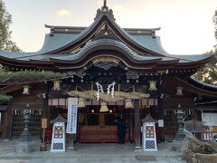 櫛田神社に到着。
博多の信仰の中心、博多山笠でも有名な神社です。
夕方の時間でしたが、お参りをする仕事帰りの人たちが多いですね。