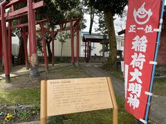 稲荷神社と鏡島城址の案内板

石河光清の築城と言われるが他諸説あり

遺構は残っていない