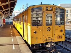 宇和島駅9:33発の「しまんトロッコ号」です。
トロッコ車両は、控え車両の気動車に連結されて運行されます。