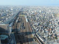 トレインビュー（左側の窓からの眺め）写真には写っていませんが最寄り駅のささしまライブ駅が下に見えました。
当然、ガタゴト、ガタゴトと聞こえてきましたが私はマイ耳栓持参していたので就寝時は問題なし、チェックイン時に耳栓の案内もあったので心配な方は貰うのが賢明です。
